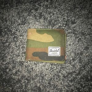 Herschel camo wallet -holds 8 cards